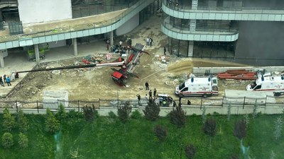 Ankara'da kule vinç devrildi: 3 yaralı