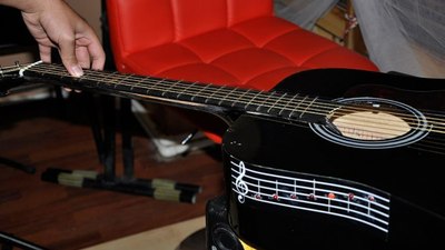 Mersin'de gitar eğitmeni 7 kız çocuğuna cinsel istismarda bulunduğu iddiasıyla tutuklandı