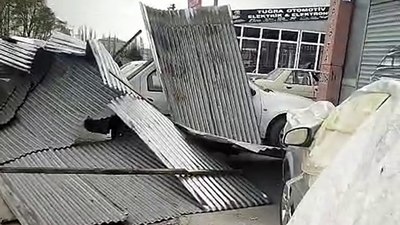 Kars'ta fırtına: 2 iş yerinin çatısı uçtu