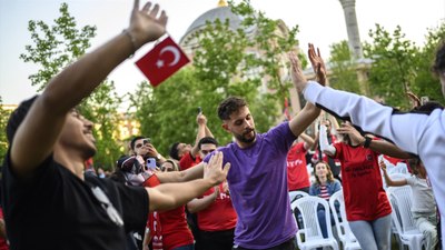 İran futbol takımı Traktör taraftarları, şampiyonluğu İstanbul'da kutladı