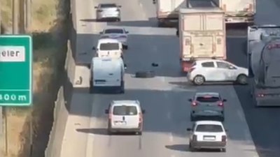 Adana'da tırdan kopan lastik kaplaması zincirleme kazaya neden oldu