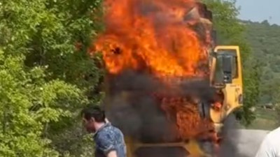 Kocaeli'de seyir halindeki tır alev alev yandı
