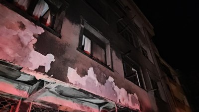Küçükçekmece'de çıkan yangın binayı kül etti