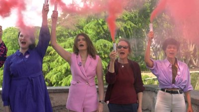 Roma'da kadınlardan pembe dumanlı Papalık seçimi protestosu