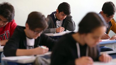 Liselerle ilgili 3 farklı model masada
