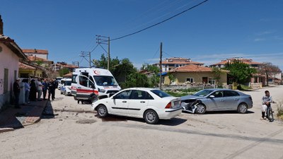 Çorum'da iki otomobil çarpıştı: 8 yaralı