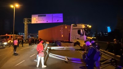 İstanbul Beylikdüzü'nde kontrolden çıkan tır ortalığı birbirine kattı: 1 ölü