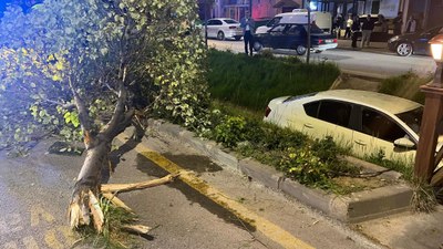 Nevşehir'de çarpışan 2 otomobilden 1'i su kanalına düştü