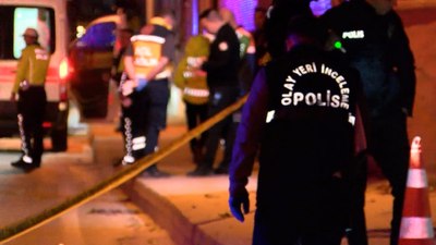 İstanbul'da otomobil kaldırıma çarpıp devrildi
