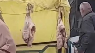 Adana'da sokak ortasında et sattı