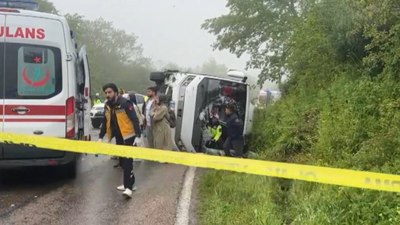 Sinop'ta üniversite öğrencilerini taşıyan otobüs devrildi: 18 yaralı