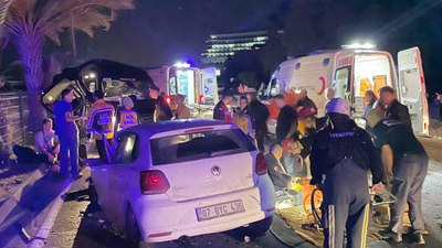 Antalya'da tur minibüsü ile otomobil çarpıştı