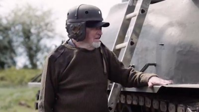 İngiltere'de 98 yaşındaki gazi, savaş tankıyla Tesla'yı ezdi