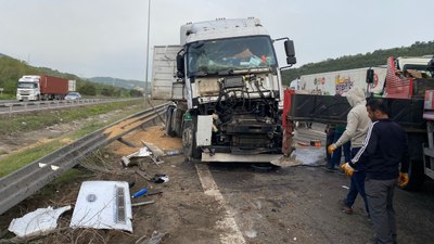 Bolu'da sürücüsünün uyuduğu buğday yüklü tır devrildi