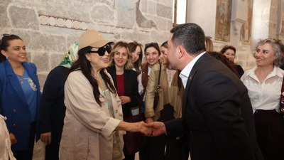 Türkan Şoray'dan Meryem Ana Kilisesi'ne ziyaret