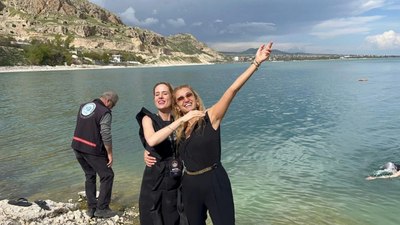 Wilma Elles ve Tuğba Özay, Van Gölü’ne girdi