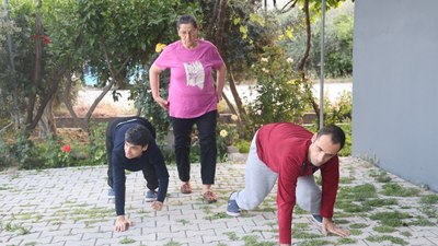 Hatay'da 3 engelli evladına ömrünü adadı