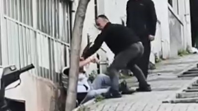 İstanbul'da bıçakla saldıran adamın başında şişe kırdı