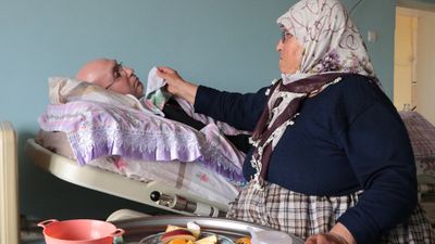 Kayseri'de bir anne 16 yıldır yatağa bağımlı oğluna bakıyor