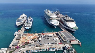 Aydın Kuşadası'na aynı anda 4 kruvaziyer demirledi