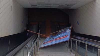 İstanbul'da bir metro istasyonunda üzerine reklam panosu düştü