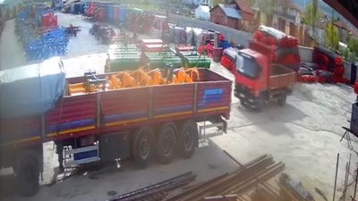 Tokat'ta harekete geçen kamyonet park halindeki tıra çarptı