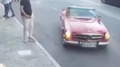 İstanbul'da vale, teslim aldığı lüks klasik araçla kaza yaptı