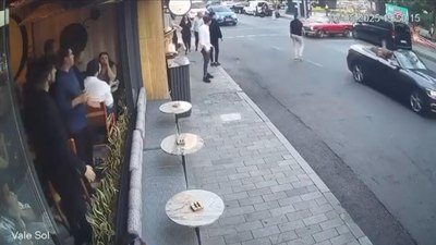İstanbul'da vale, teslim aldığı lüks klasik araçla kaza yaptı