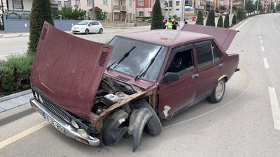 Karaman'da aydınlatma direğine çarpan otomobil karşı şeride geçti