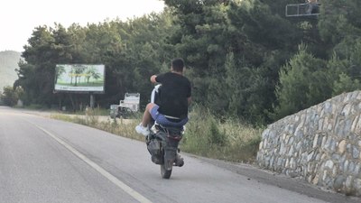 Muğla'da motosiklet sürücüsünün tehlikeli yolculuğu