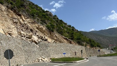 Gümüşhane'de heyelan nedeniyle mahalle yolu ulaşıma kapatıldı