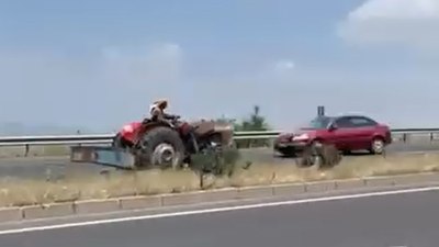 Manisa'da ters yöne giren traktör kazaya davetiye çıkardı