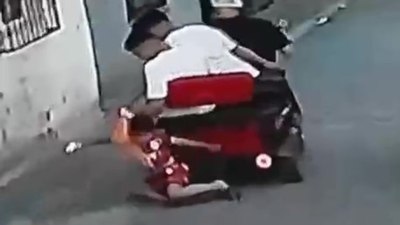 Adana'da galatasaray formalı çocuğa darp
