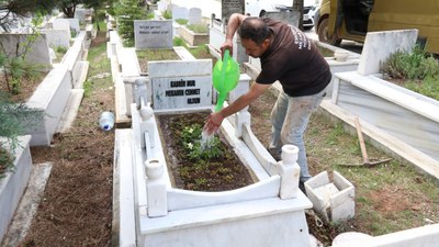 Eskişehir'de 300 mezara gözü gibi bakıyor: Avrupa'dan müşterileri var