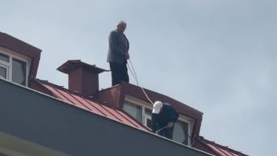 İstanbul'da çatıya çıkan işçinin akılalmaz 'güvenlik önlemi'