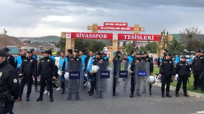 Sivasspor taraftarından tesislerin önünde protesto