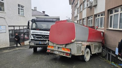 Artvin'de freni boşalan tanker kaymakamlık binasına çarptı