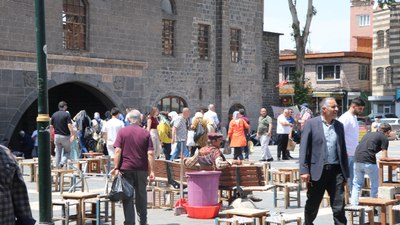 Diyarbakır'da PKK'nın fesih ilanı sevinci: Hepimiz bu ülkenin vatandaşlarıyız