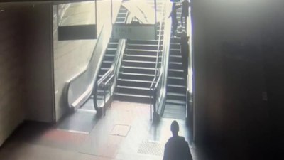 Maltepe'de reklam panosu, metrodan çıkan kadının üzerine düştü