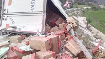 Bolu’daki kazada yumurta yüklü tır devrildi