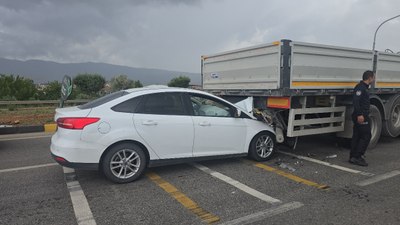 Gaziantep'te ışıkta bekleyen tıra çarpan otomobilin sürücüsü yaralandı