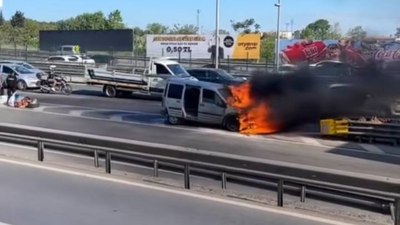 Bahçelievler D-100'de hafif ticari araçta yangın