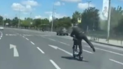İstanbul'da scooter üzerinde tehlikeli yolculuk