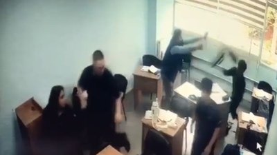 Kocaeli'de sınıfa girip öğrenciye saldırdı