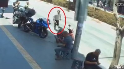 Antalya'da polise yakalan sürücü, plakasız motoru ve arkadaşını bırakıp kaçtı