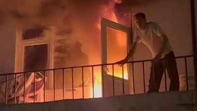 Kocaeli'de yangına müdahale ederken alevler büyüyünce balkondan atladı