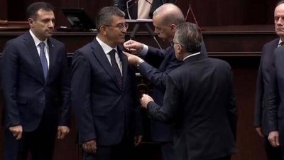 Hasan Ekici'nin rozetini Cumhurbaşkanı Erdoğan taktı