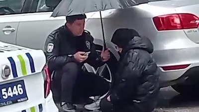 Erzurum'da yaralı öğrenciye şemsiye tutan polis konuştu