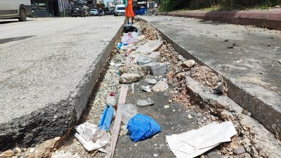 CHP'li Seyhan Belediyesi çöpleri toplamadı: Mahalleli muhtarla tartıştı