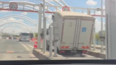 Avrasya Tüneli'nde kamyonet, uyarı levhasına çarptı
